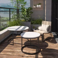 Ensemble de 2 tables gigognes rondes 27 po, plateaux aspect bois industriel avec cadre métallique robuste, tables d'appoint peu encombrantes, blanc