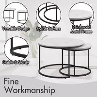 Ensemble de 2 tables gigognes rondes 27 po, plateaux aspect bois industriel avec cadre métallique robuste, tables d'appoint peu encombrantes, blanc