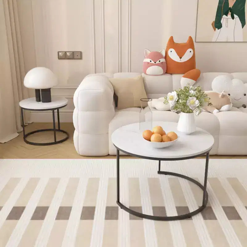 Ensemble de 2 tables gigognes rondes 27 po, plateaux aspect bois industriel avec cadre métallique robuste, tables d'appoint peu encombrantes, blanc