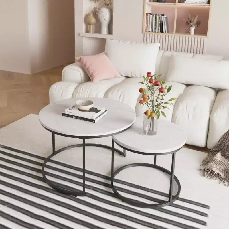 Ensemble de 2 tables gigognes rondes 27 po, plateaux aspect bois industriel avec cadre métallique robuste, tables d'appoint peu encombrantes, blanc