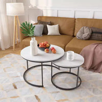 Ensemble de 2 tables gigognes rondes 27 po, plateaux aspect bois industriel avec cadre métallique robuste, tables d'appoint peu encombrantes, blanc