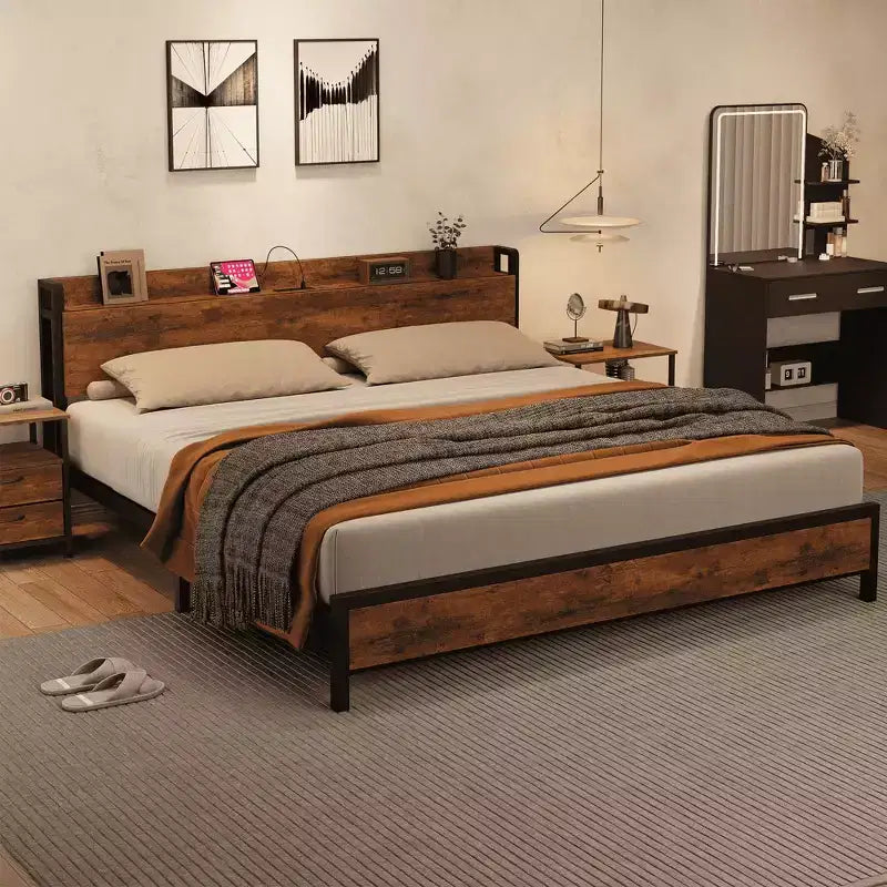 Cadre de lit taille King avec tête de lit de rangement, lit plateforme King industriel avec station de recharge et ports USB, sans sommier requis - marron rustique