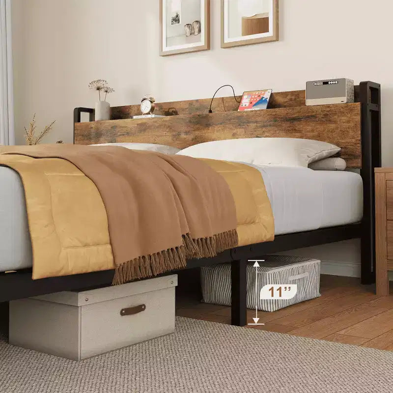Cadre de lit taille King avec tête de lit de rangement, lit plateforme King industriel avec station de recharge et ports USB, sans sommier requis - marron rustique
