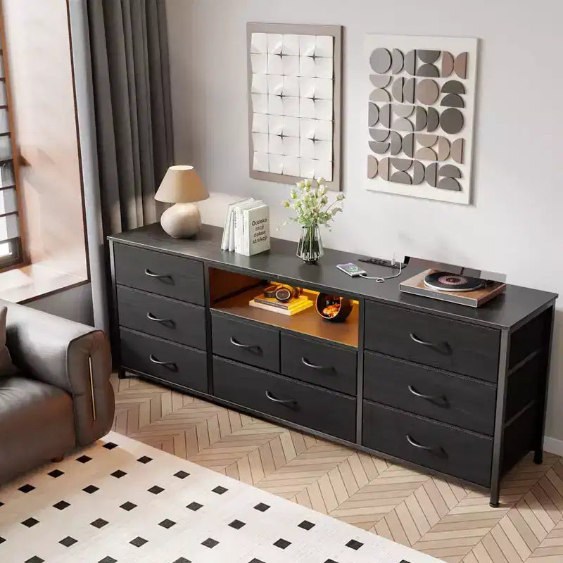 Commode large 9 tiroirs pour chambre, 63 po, coffre de rangement noir en tissu avec lumières LED et prises électriques, compatible téléviseur 75 po, meuble TV organisateur