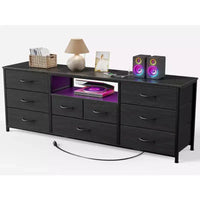 Commode large 9 tiroirs pour chambre, 63 po, coffre de rangement noir en tissu avec lumières LED et prises électriques, compatible téléviseur 75 po, meuble TV organisateur