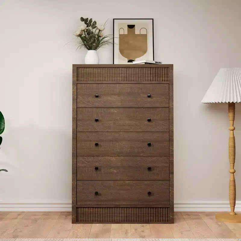 Commode haute Coolmee 5 tiroirs pour chambre, commode cannelée large 31,5 po, meuble de rangement moderne en bois pour chambre d'enfant, couloir, salon