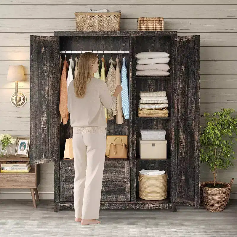 Armoire-penderie style ferme AMERLIFE 47 avec 3 portes, 2 tiroirs, barre de suspension et étagères réglables, organiseur de placard autoportant