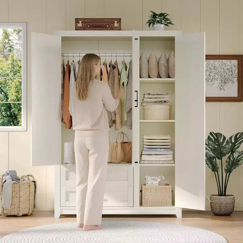 Armoire-penderie style ferme AMERLIFE 47 avec 3 portes, 2 tiroirs, barre de suspension et étagères réglables, organiseur de placard autoportant