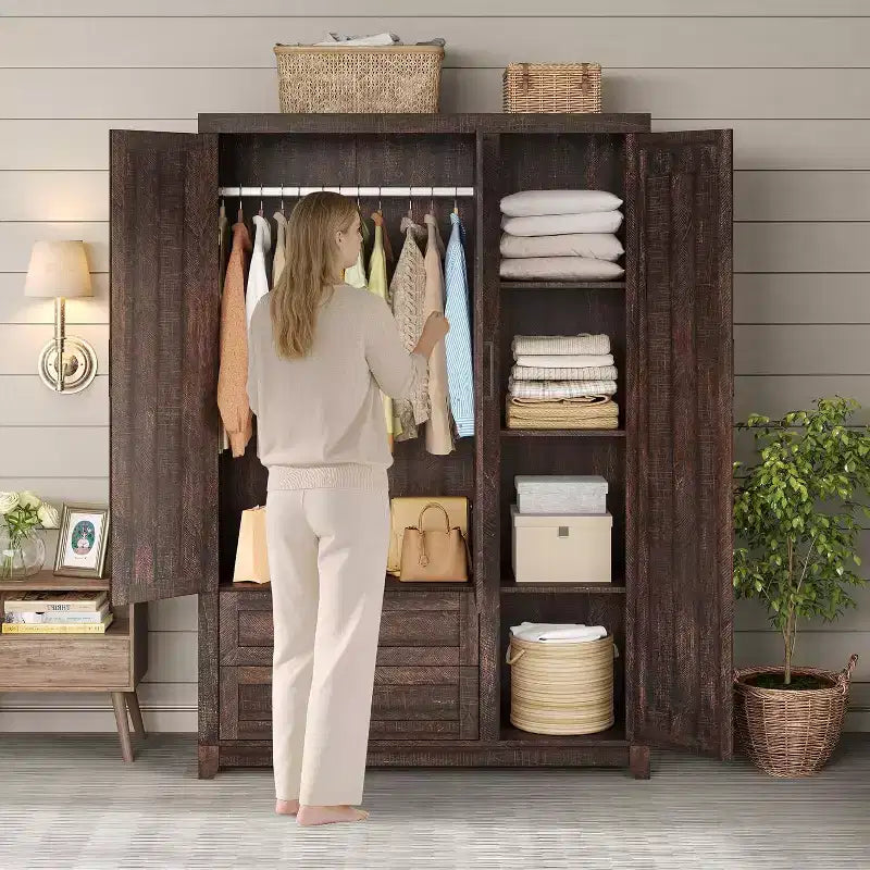 Armoire-penderie style ferme AMERLIFE 47 avec 3 portes, 2 tiroirs, barre de suspension et étagères réglables, organiseur de placard autoportant