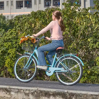 Vélo de croisière VEVOR, monovitesse, vélo de croisière de plage 26 pouces bleu clair avec panier de grande capacité et porte-bagages arrière, vélo de croisière sûr et robuste, bleu clair