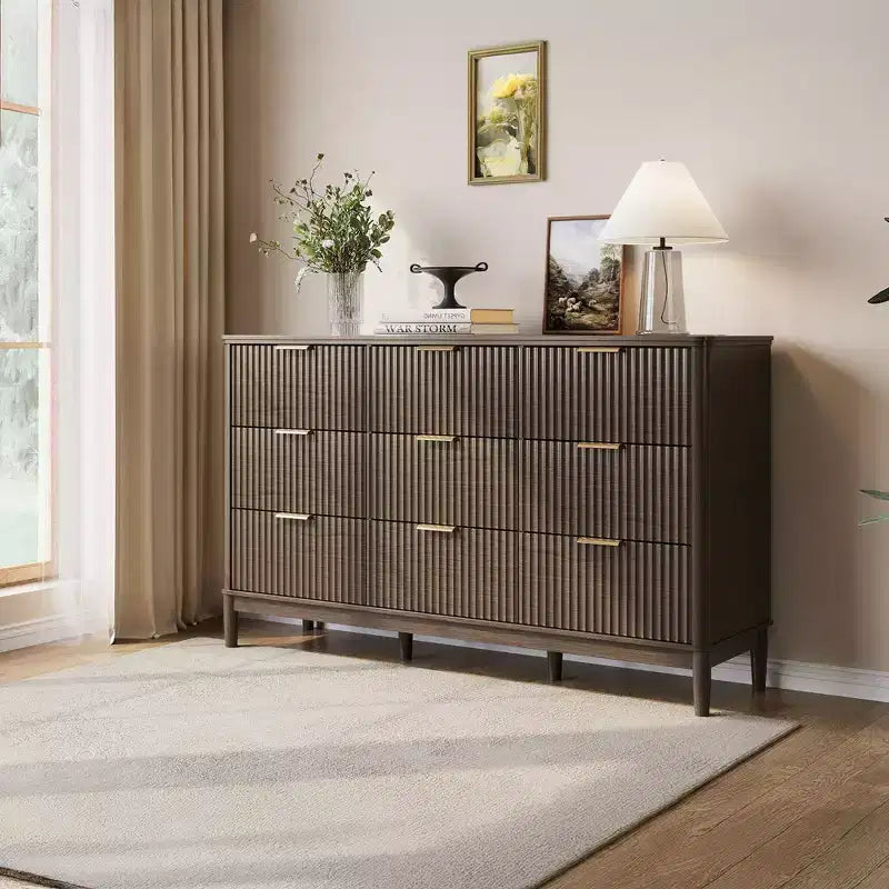 LINSY HOME commode cannelée 9 tiroirs pour chambre, grand chiffonnier mid-century moderne avec poignées métalliques dorées, commodes larges en bois bohème