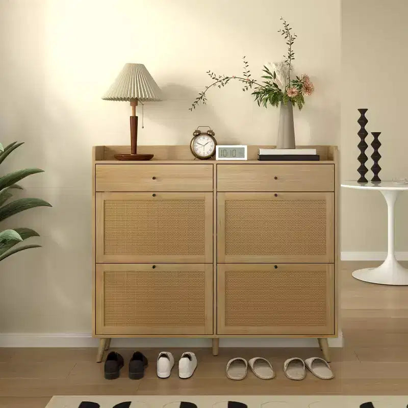 Meuble à chaussures, organisateur d'entrée étroit style farmhouse avec 4 tiroirs rabattables et 2 tiroirs standards, portes en rotin