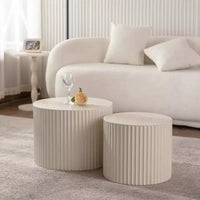 Lot de 2 tables d'appoint gigognes cylindriques beiges avec motif rayures ondulées pour salon ou chambre à coucher