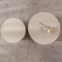 Lot de 2 tables d'appoint gigognes cylindriques beiges avec motif rayures ondulées pour salon ou chambre à coucher