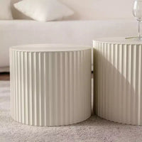 Lot de 2 tables d'appoint gigognes cylindriques beiges avec motif rayures ondulées pour salon ou chambre à coucher