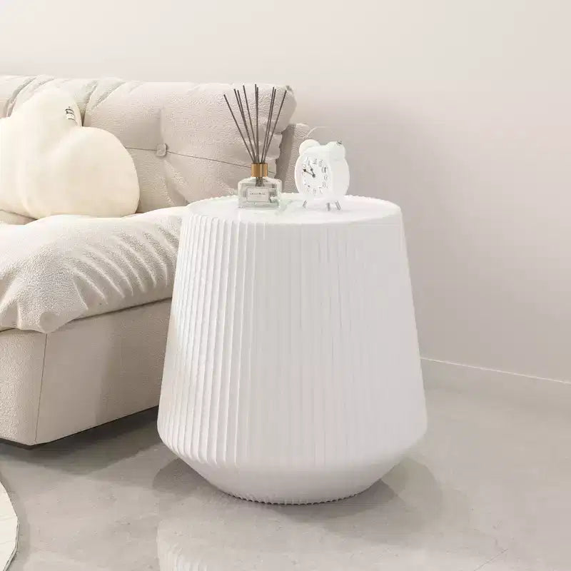Table basse ronde en cuir avec plateau en pierre frittée et enveloppe en cuir microfibre