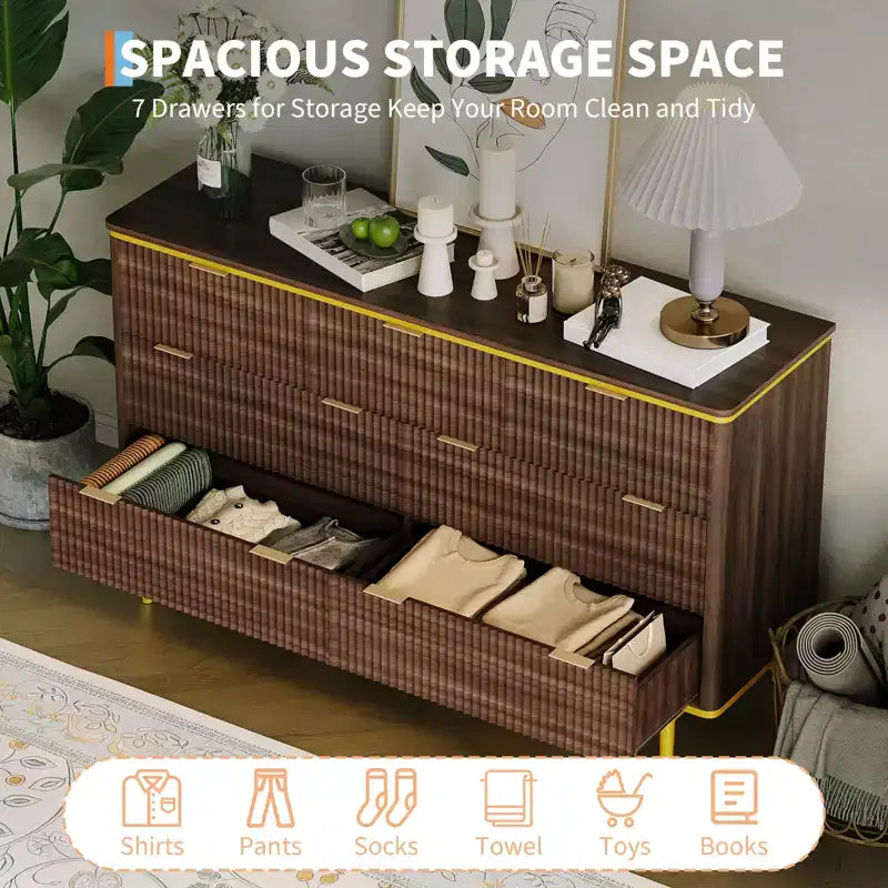 COZONY commode 7 tiroirs cannelée large 54, meuble de rangement moderne en bois au design incurvé et poignées métalliques pour chambre salon