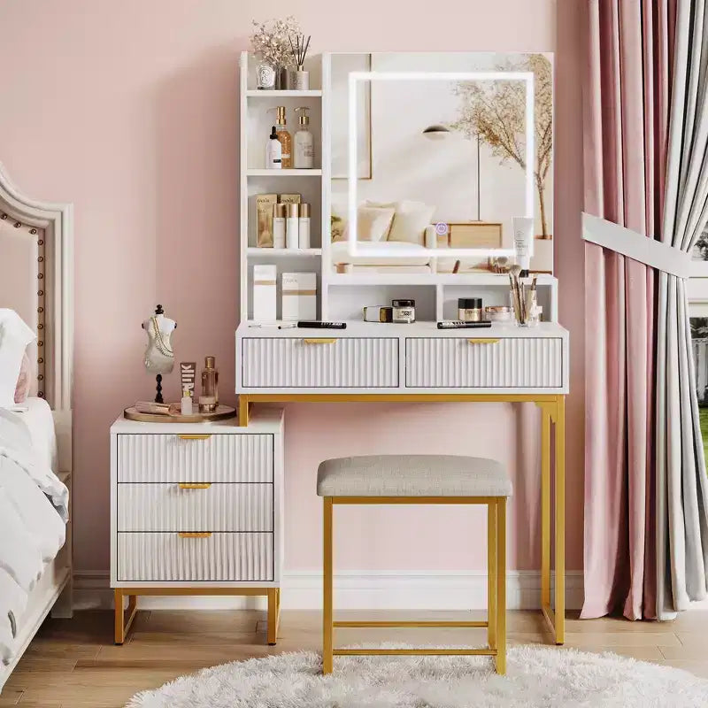 Coiffeuse blanche et or avec miroir éclairé, trois modes d'éclairage, cinq tiroirs, un meuble latéral amovible, quatre étagères ouvertes et un tabouret capitonné