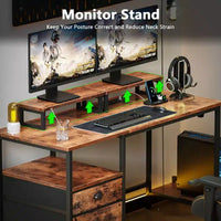 Bureau d'ordinateur brun rustique de 119 cm avec station de charge, classeur, bureau de jeu pour la maison, 2 supports de moniteur, tiroir de rangement et étagère, table d'écriture