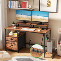 Bureau d'ordinateur brun rustique de 119 cm avec station de charge, classeur, bureau de jeu pour la maison, 2 supports de moniteur, tiroir de rangement et étagère, table d'écriture