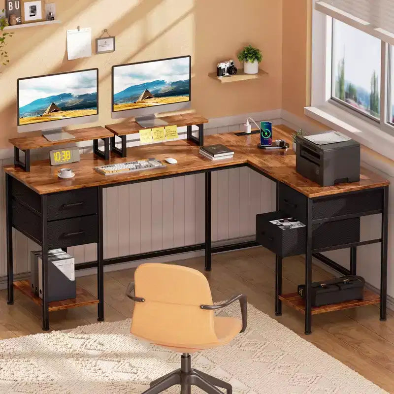 Bureau d'angle en forme de L brun rustique de 59 pouces avec station de charge, bureau de jeu pour deux personnes, 4 tiroirs, 2 supports d'écran, poste de travail de bureau à domicile