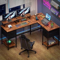 Bureau d'angle en forme de L brun rustique de 59 pouces avec station de charge, bureau de jeu pour deux personnes, 4 tiroirs, 2 supports d'écran, poste de travail de bureau à domicile