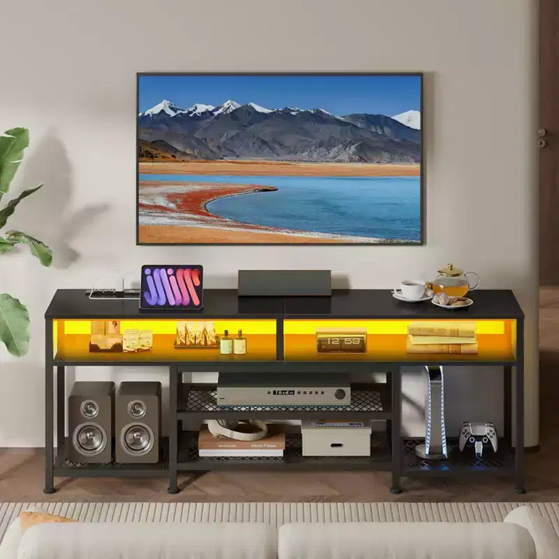 Meuble TV noir Qwatto de 63 pouces avec station de recharge, lumières LED, centre de divertissement pour TV jusqu'à 70 pouces, étagères de rangement pour console multimédia, salon