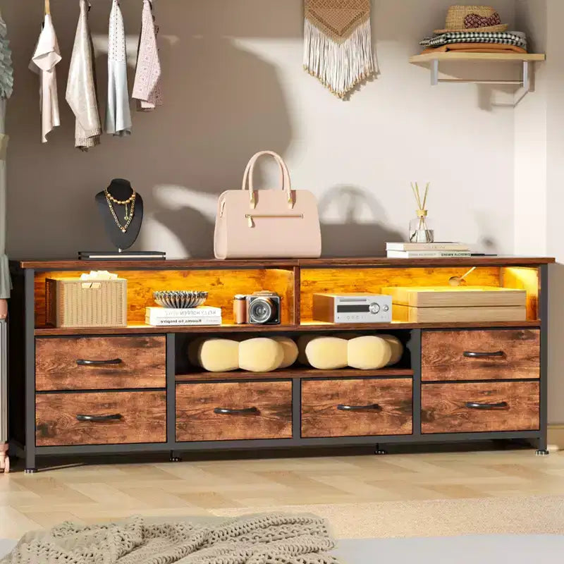 Meuble TV Qwatto de 160 cm, marron, avec station de charge, lumières LED, 6 tiroirs, centre de divertissement pour TV jusqu'à 70 pouces, console multimédia pour salon.