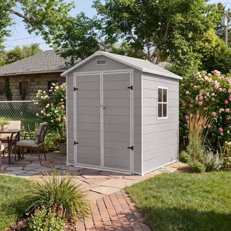 Abri de rangement extérieur en résine 6x4 pieds couleur bois naturel avec plancher, fenêtre, porte verrouillable, 2 aérations et toit en pente pour patio, jardin et rangement d'outils