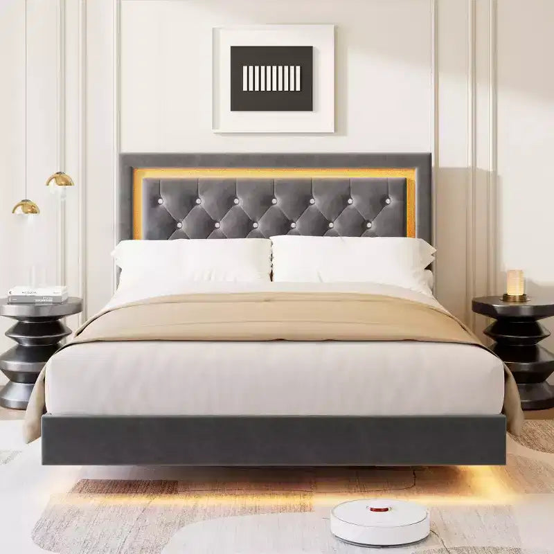 Lit King Size flottant avec lumières LED. Lit plateforme rembourré avec tête de lit capitonnée. Lattes en bois. Sommier tapissier non requis. Sans bruit.