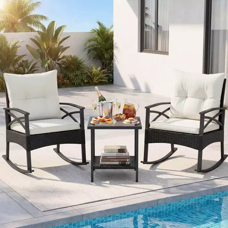 Ensemble de 3 chaises à bascule Costway en rotin avec accoudoirs et plateau de table en bois d'acacia pour véranda ou balcon, marron mélangé + beige/gris/bleu marine/noir