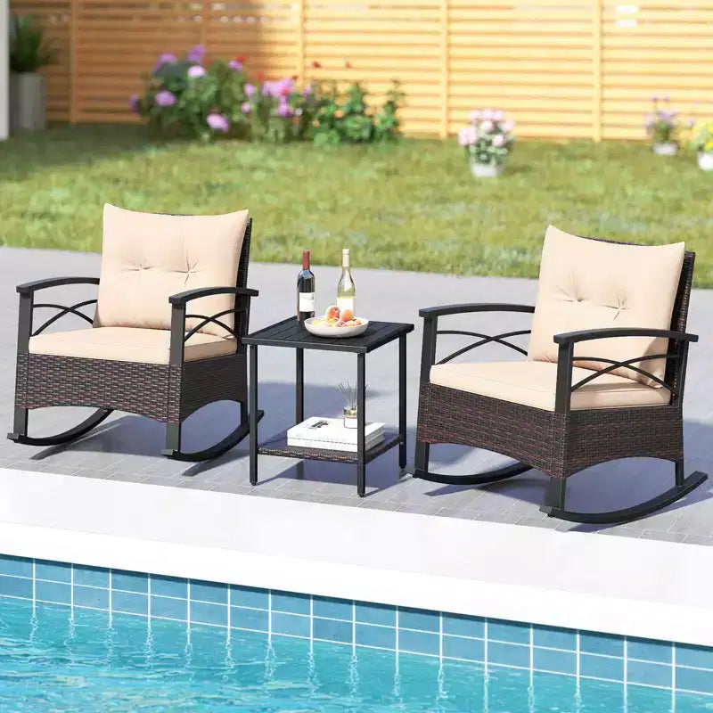 Ensemble de 3 chaises à bascule Costway en rotin avec accoudoirs et plateau de table en bois d'acacia pour véranda ou balcon, marron mélangé + beige/gris/bleu marine/noir