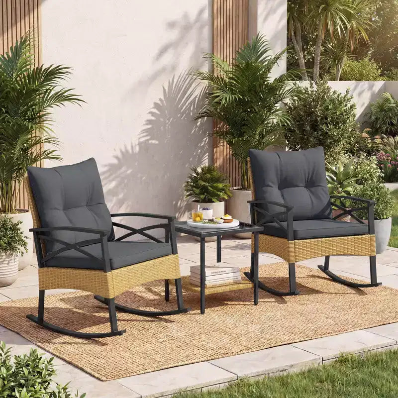Ensemble de 3 chaises à bascule Costway en rotin avec accoudoirs et plateau de table en bois d'acacia pour véranda ou balcon, marron mélangé + beige/gris/bleu marine/noir