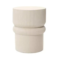 LuxenHome Table d'appoint extérieure cannelée 18, tables d'appoint rondes modernes beige, petite table d'accent sculpturale pour jardin, porche