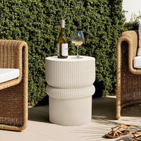 LuxenHome Table d'appoint extérieure cannelée 18, tables d'appoint rondes modernes beige, petite table d'accent sculpturale pour jardin, porche