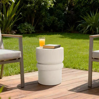 LuxenHome Table d'appoint extérieure cannelée 18, tables d'appoint rondes modernes beige, petite table d'accent sculpturale pour jardin, porche