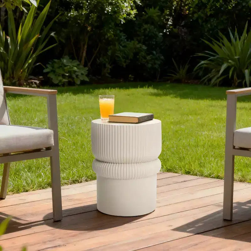 LuxenHome Table d'appoint extérieure cannelée 18, tables d'appoint rondes modernes beige, petite table d'accent sculpturale pour jardin, porche
