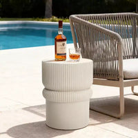 LuxenHome Table d'appoint extérieure cannelée 18, tables d'appoint rondes modernes beige, petite table d'accent sculpturale pour jardin, porche