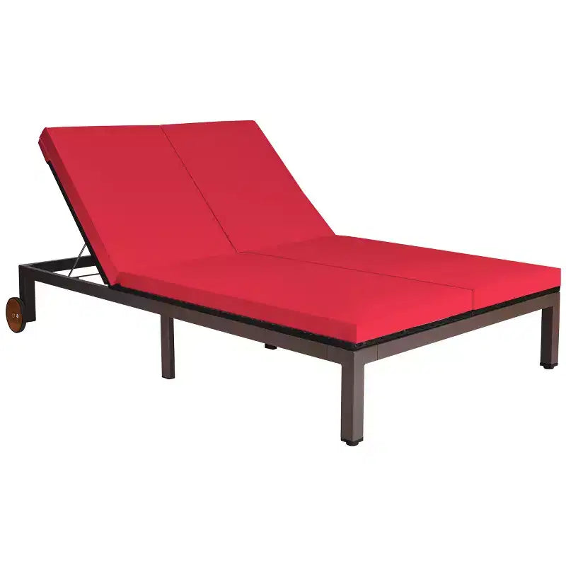 Gymax Chaise longue extérieure en rotin 2 places, lit de jour double en résine tressée inclinable avec dossier réglable 5 positions, roues et coussin moelleux, blanc cassé/rouge