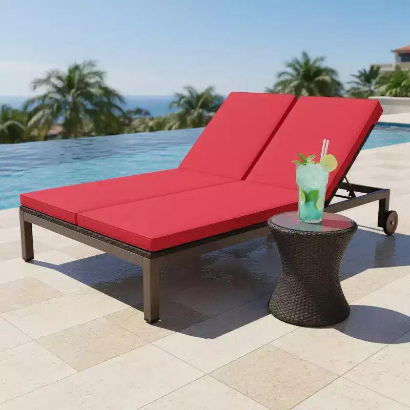 Gymax Chaise longue extérieure en rotin 2 places, lit de jour double en résine tressée inclinable avec dossier réglable 5 positions, roues et coussin moelleux, blanc cassé/rouge