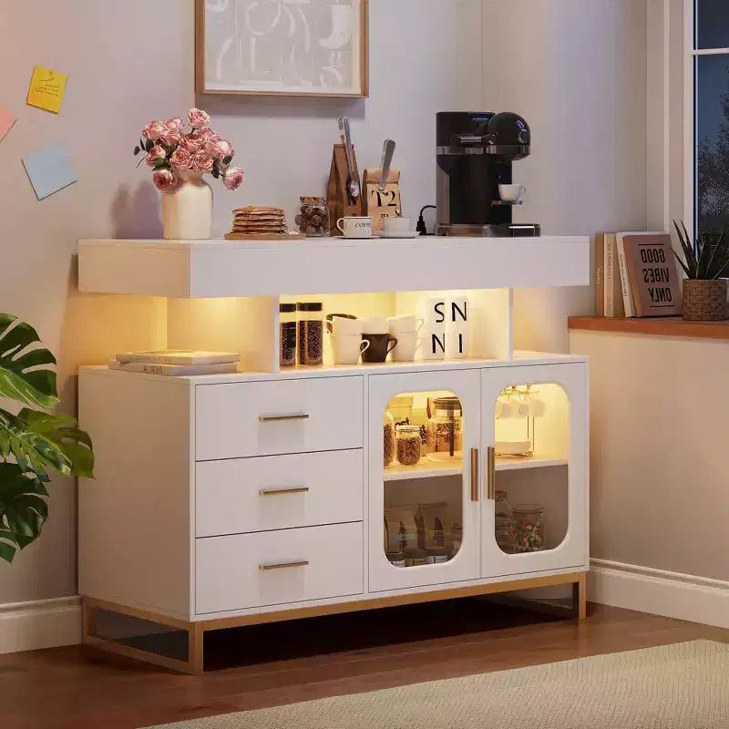 Bahut de cuisine moderne avec éclairage à détecteur automatique et station de recharge intégrée, 3 tiroirs et 2 portes pour la salle à manger et la cuisine