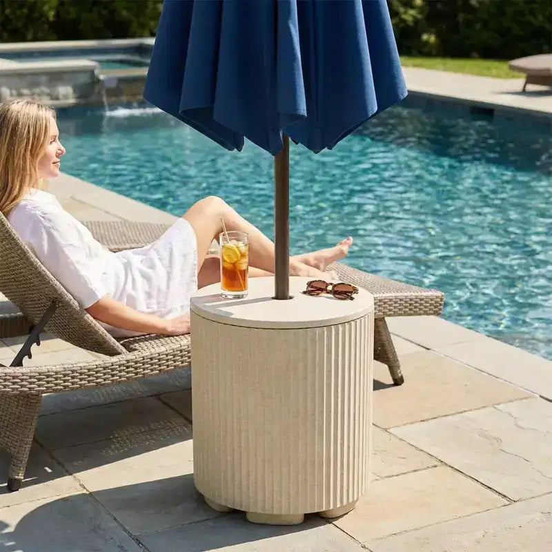 NAYSAYE Table d'appoint à parasol - table de patio extérieure avec trou pour parasol, table basse moderne de bord de piscine pour porche, pique-nique et jardin, montage facile