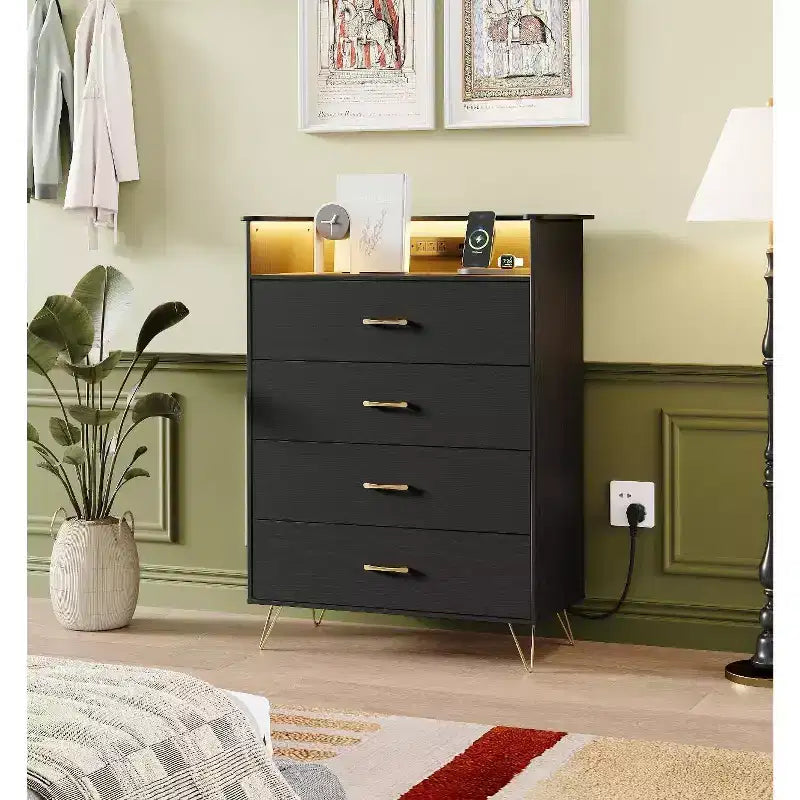 Commode avec station de recharge, commode haute 4 tiroirs en bois, grand meuble de rangement pour chambre, salon ou placard