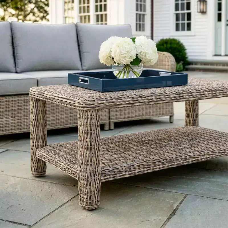 Table basse de patio intérieur-extérieur Martha Stewart Lily Pond avec étagère de rangement inférieure en osier de rotin gris patiné