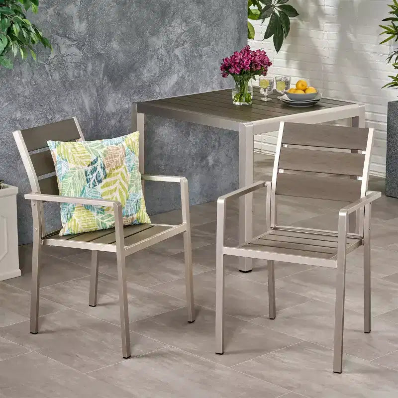 Chaises de salle à manger modernes d'extérieur en aluminium avec siège imitation bois (ensemble de 2), gris et argent