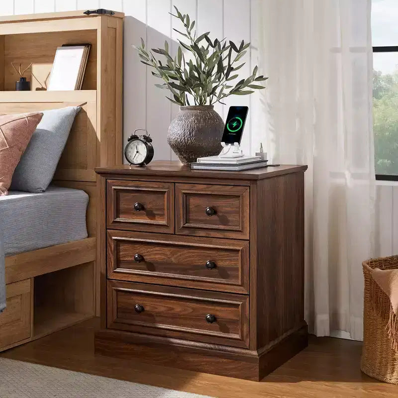 Table de chevet avec 4 tiroirs de rangement, 26 po de largeur, avec station de recharge, tables d'appoint en bois pour chambre, salon