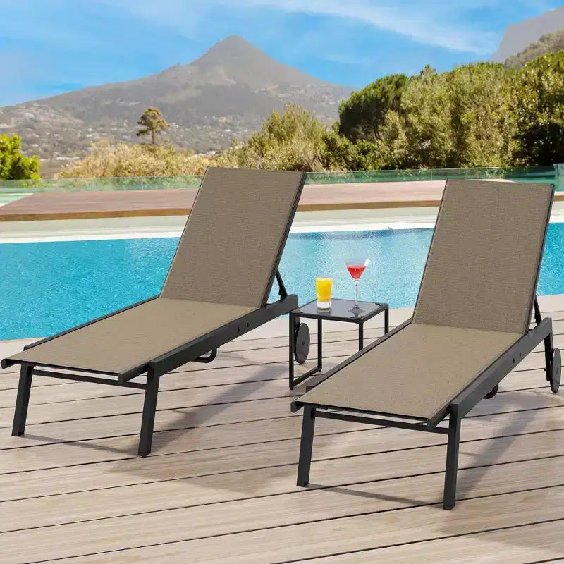Ensemble salon de jardin 3 pièces avec table d'appoint - chaises longues réglables à roulettes pour piscine, terrasse et jardin
