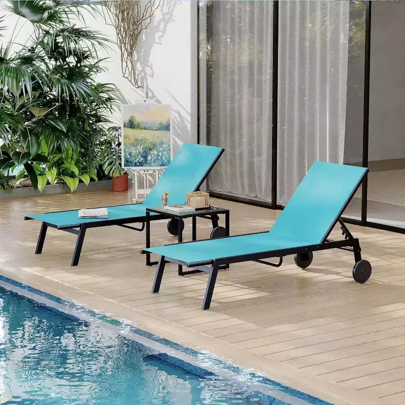 Ensemble salon de jardin 3 pièces avec table d'appoint - chaises longues réglables à roulettes pour piscine, terrasse et jardin