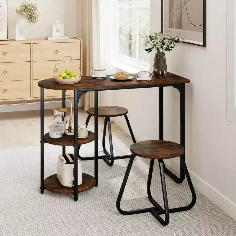 Ensemble table à manger 3 pcs Costway, table de cuisine en bois et métal et 2 tabourets avec étagères de rangement, brun rustique+noir/blanc+doré
