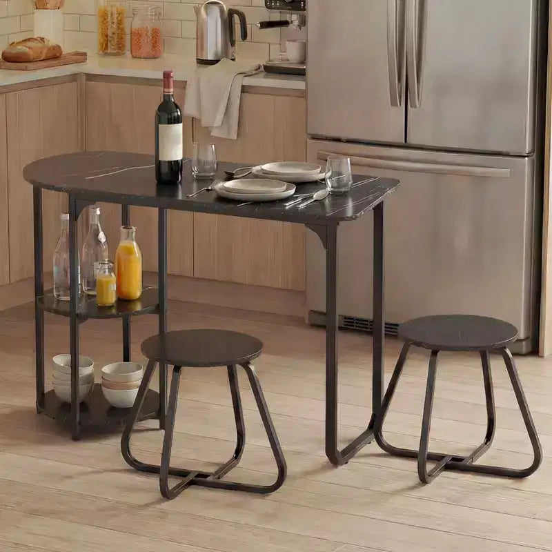 Ensemble table à manger 3 pcs Costway, table de cuisine en bois et métal et 2 tabourets avec étagères de rangement, brun rustique+noir/blanc+doré